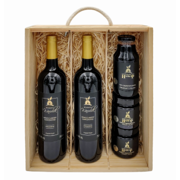 Wino półsłodkie 2 butelki oraz sok i konfitura z jagody kamczackiej zestaw na prezent w drewnianej skrzynce.